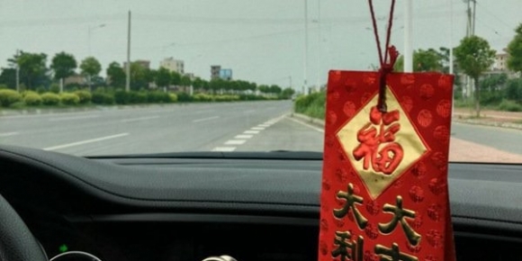 新车落地要放个红包放在哪？压车红包是车主自己放吗