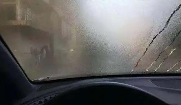 下雨天车内起雾怎么解决9672
