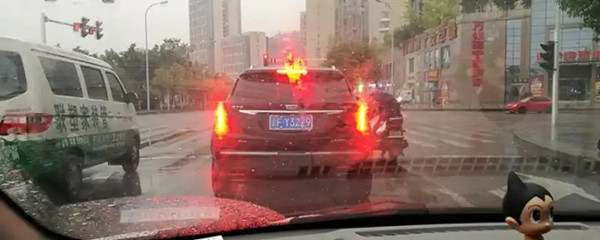 自动档红绿灯停车挂什么档好9563