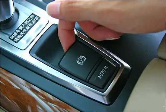 电子手刹车如何起步和停车3310